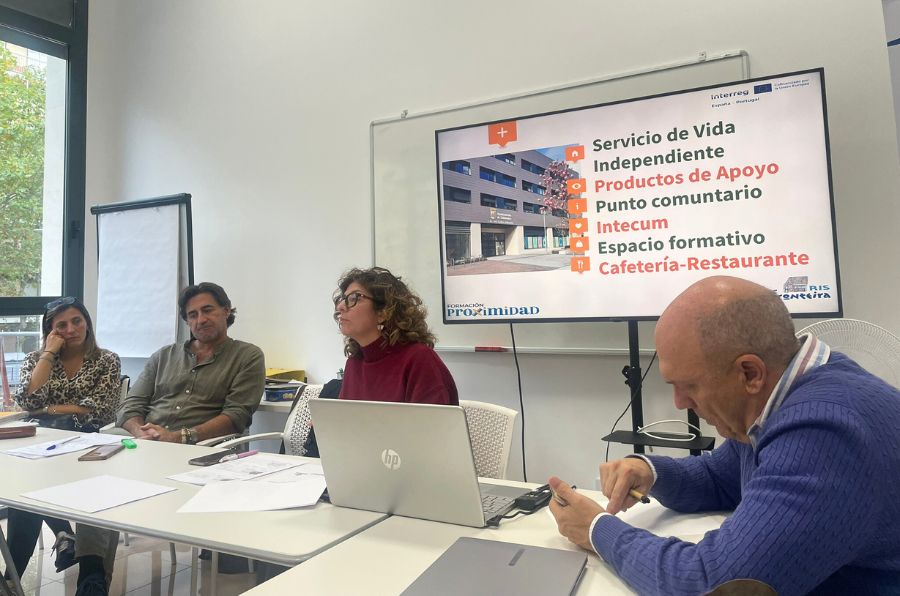 Miembros de ASPRODES Salamanca dirigen la mesa de trabajo "Construyendo Comunidades de Cuidados"